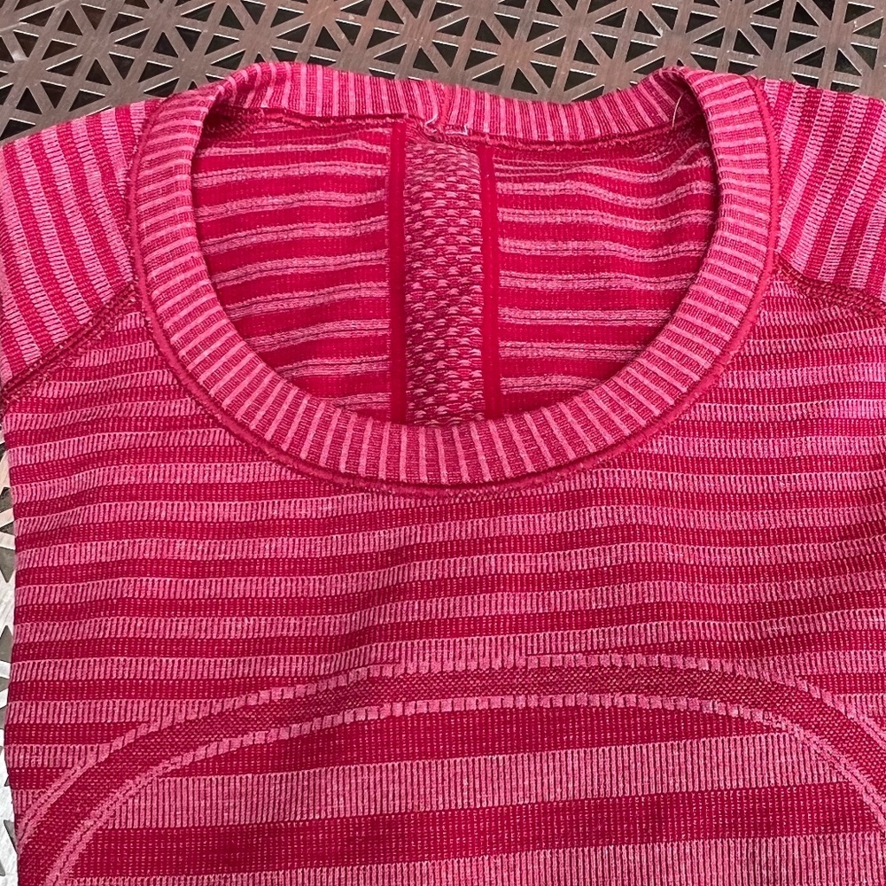 Lululemon Athletica Swiftly Tech Short sleeve Weathered Berry Rumble, workout T
